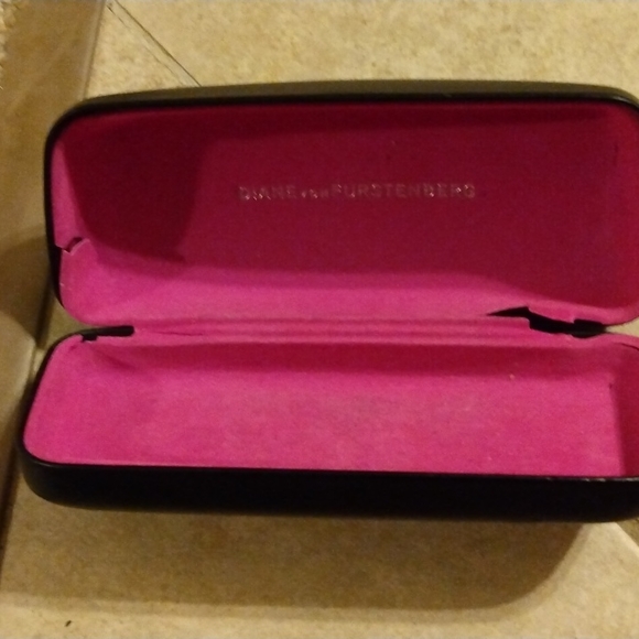 Diane VonFurstenberg Glass case - Picture 6 of 13